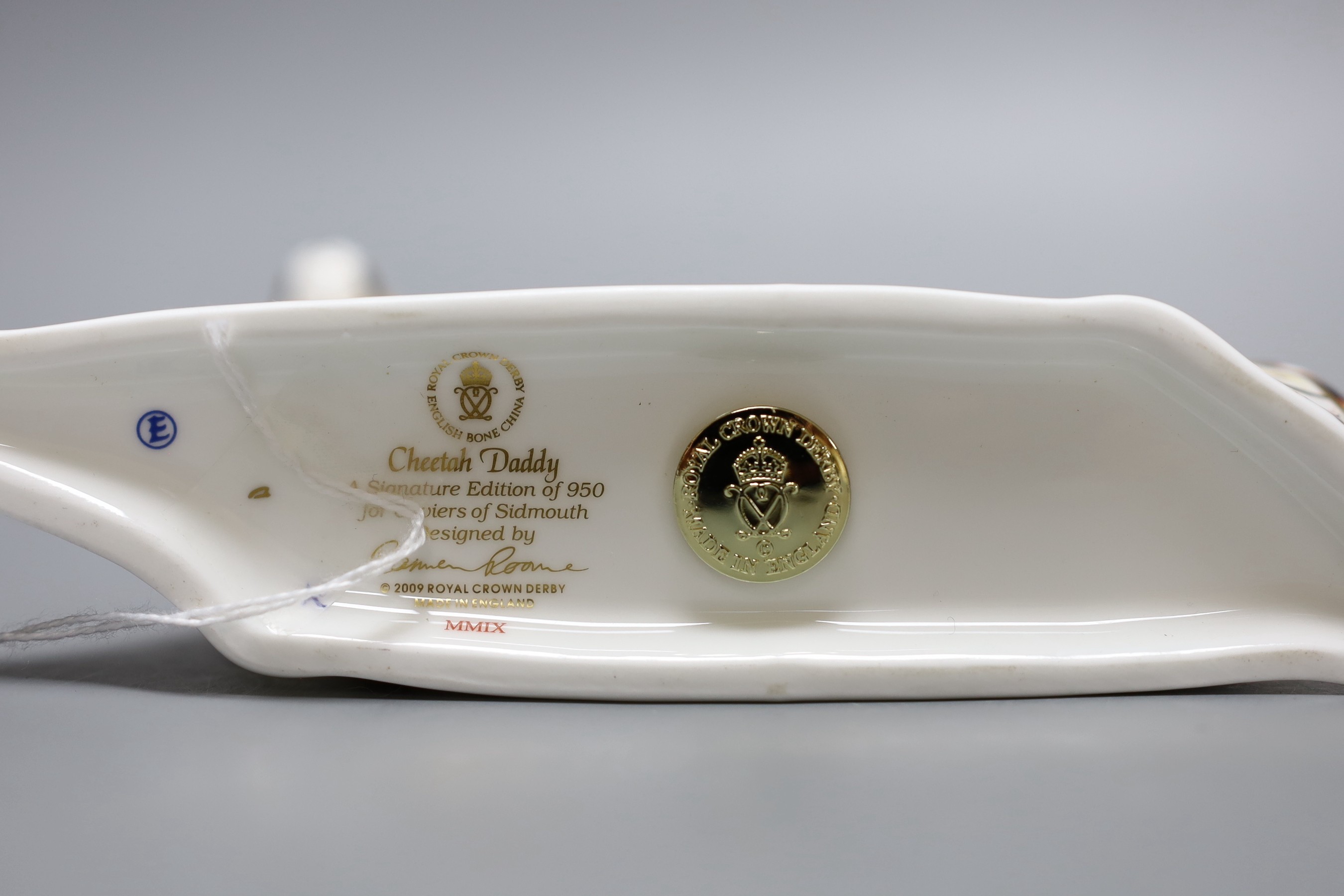 Three Royal Crown Derby paperweights - Cheetah, gold stopper, boxed with certificate, Cheetah Daddy, gold stopper, boxed with certificate and Cheetah Cub, gold stopper, boxed with certificate